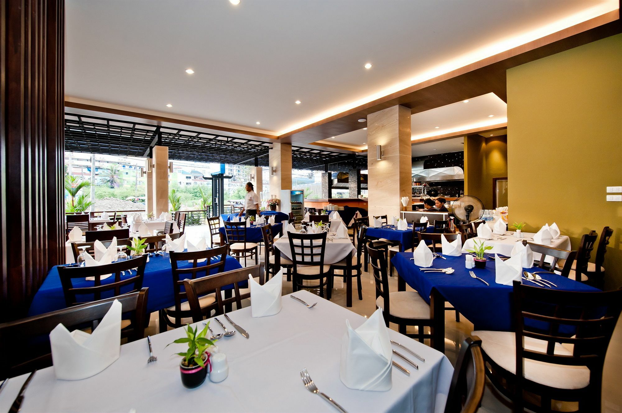 Tuana Blue Sky Patong Hotel Екстериор снимка
